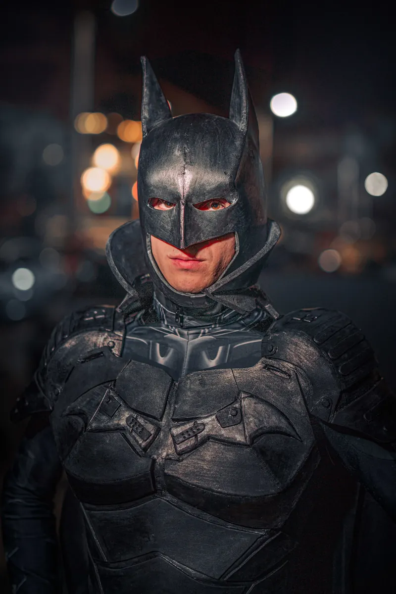 Batman cosplay σε σκοτεινό φόντο