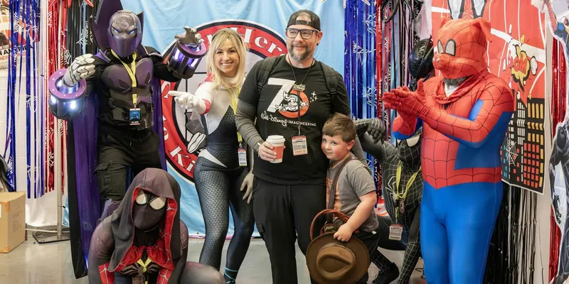 Οικογένεια φωτογραφίζεται με cosplay χαρακτήρες